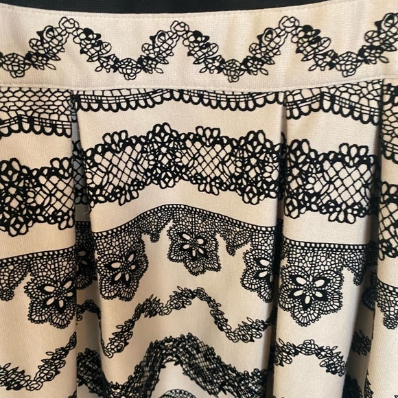 Elle ladies size 10 two-tone dress black at the top that is stretchy - Picture 2 of 5